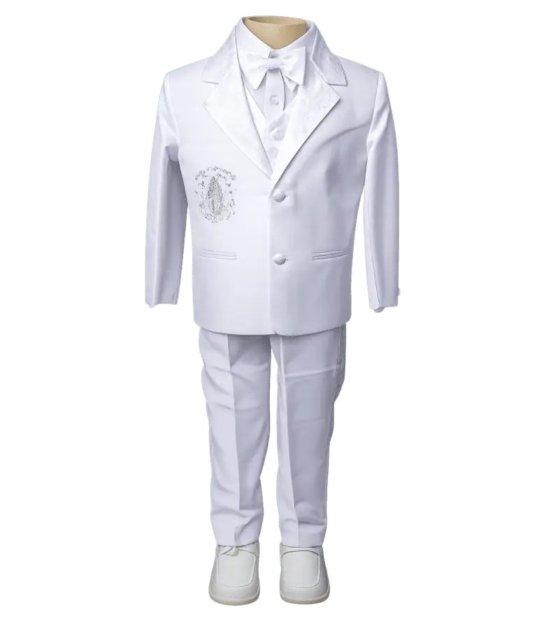 Traje infantil blanco con saco, pantalón, camisa y moño, ideal para ceremonia formal.