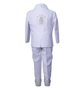 Vista posterior de traje infantil blanco con saco y pantalón, detalle bordado en la espalda.