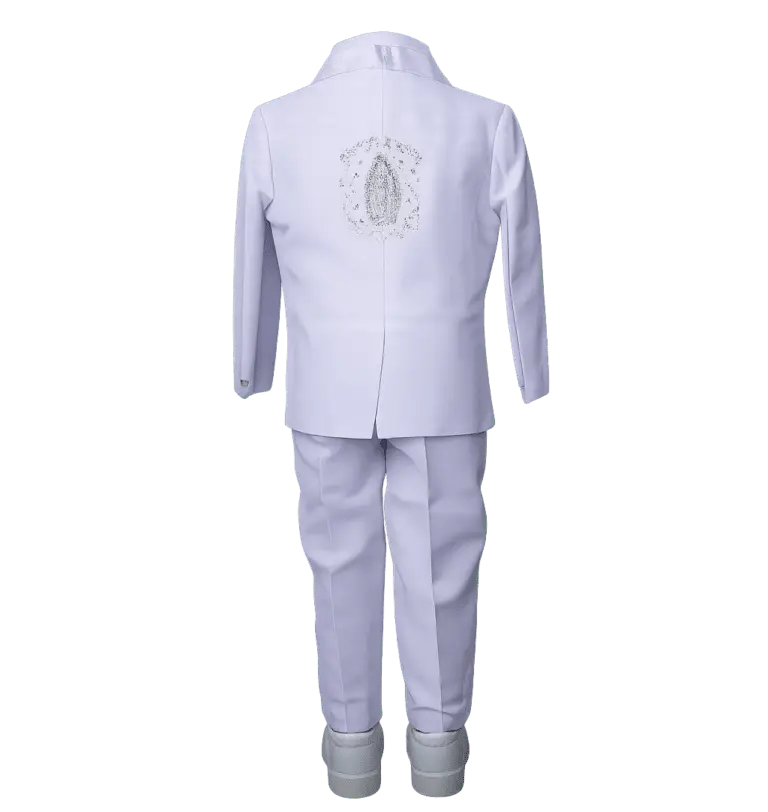 Vista posterior de traje infantil blanco con saco y pantalón, detalle bordado en la espalda.