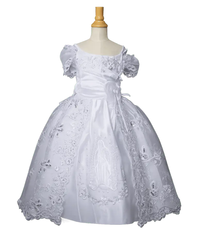 Vestido blanco infantil con mangas cortas abullonadas y detalles bordados religiosos en la falda.