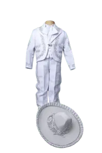 Traje infantil blanco estilo charro con bordados decorativos y sombrero a juego.