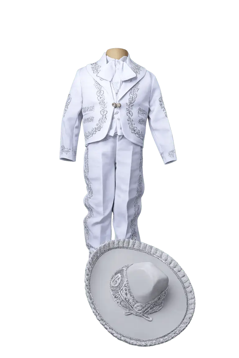 Traje infantil blanco estilo charro con bordados decorativos y sombrero a juego.