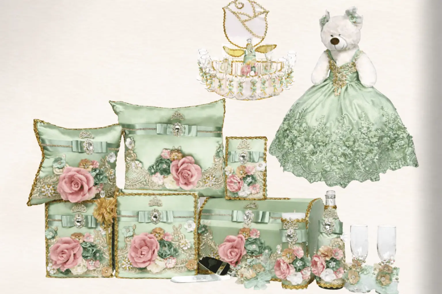 Colección de accesorios para quinceañera en tono verde menta con detalles florales en rosa y dorado, que incluye cojines decorados, baúles, botella y copas para brindis, vela, libro y un oso de peluche vestido con un elegante vestido verde, todo sobre un fondo neutro claro.