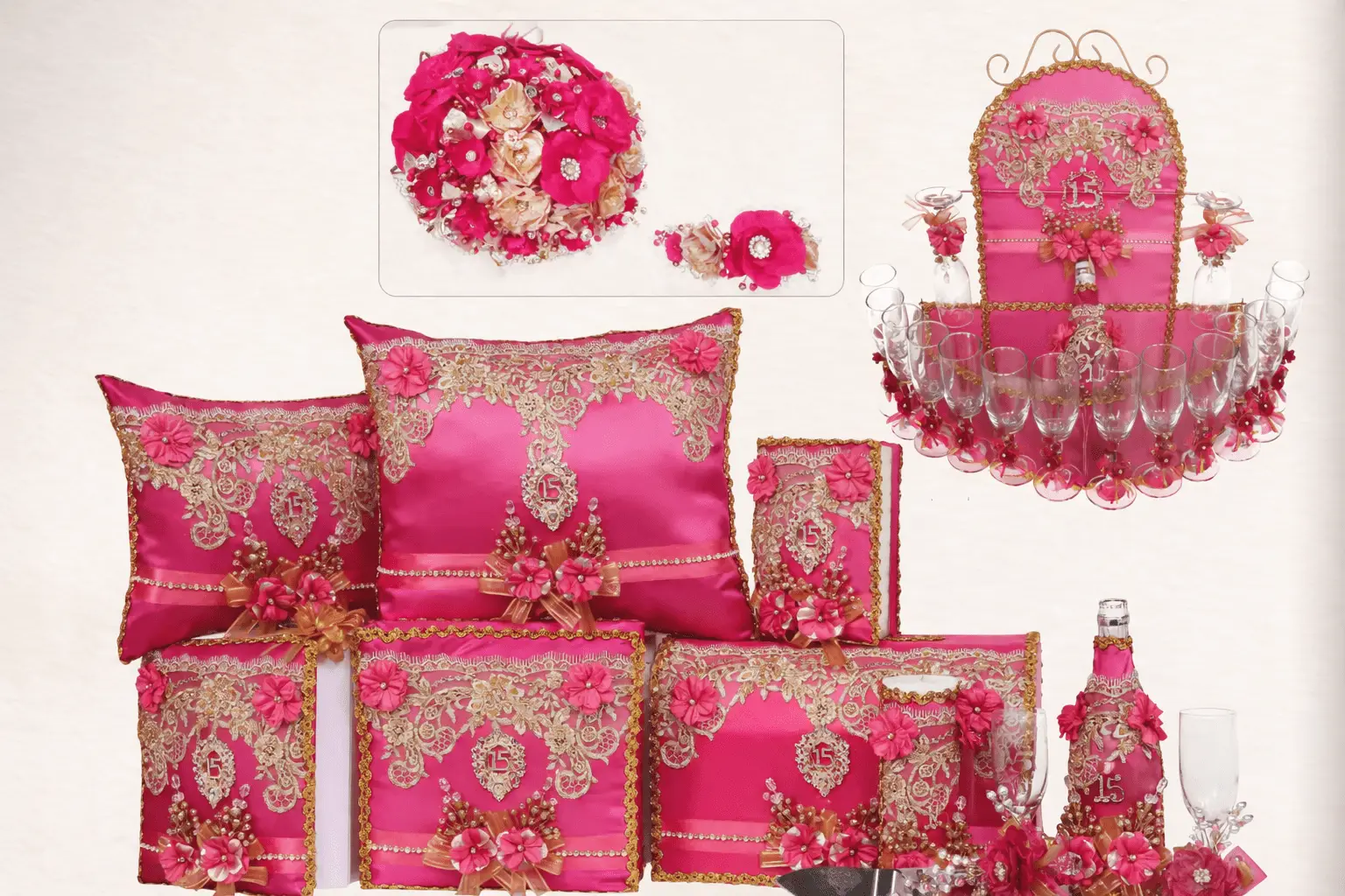 Set de accesorios fucsia con encaje dorado y detalles florales, incluye cojines decorativos, libro personalizado, botella, copas y bandeja ceremonial con número 15.